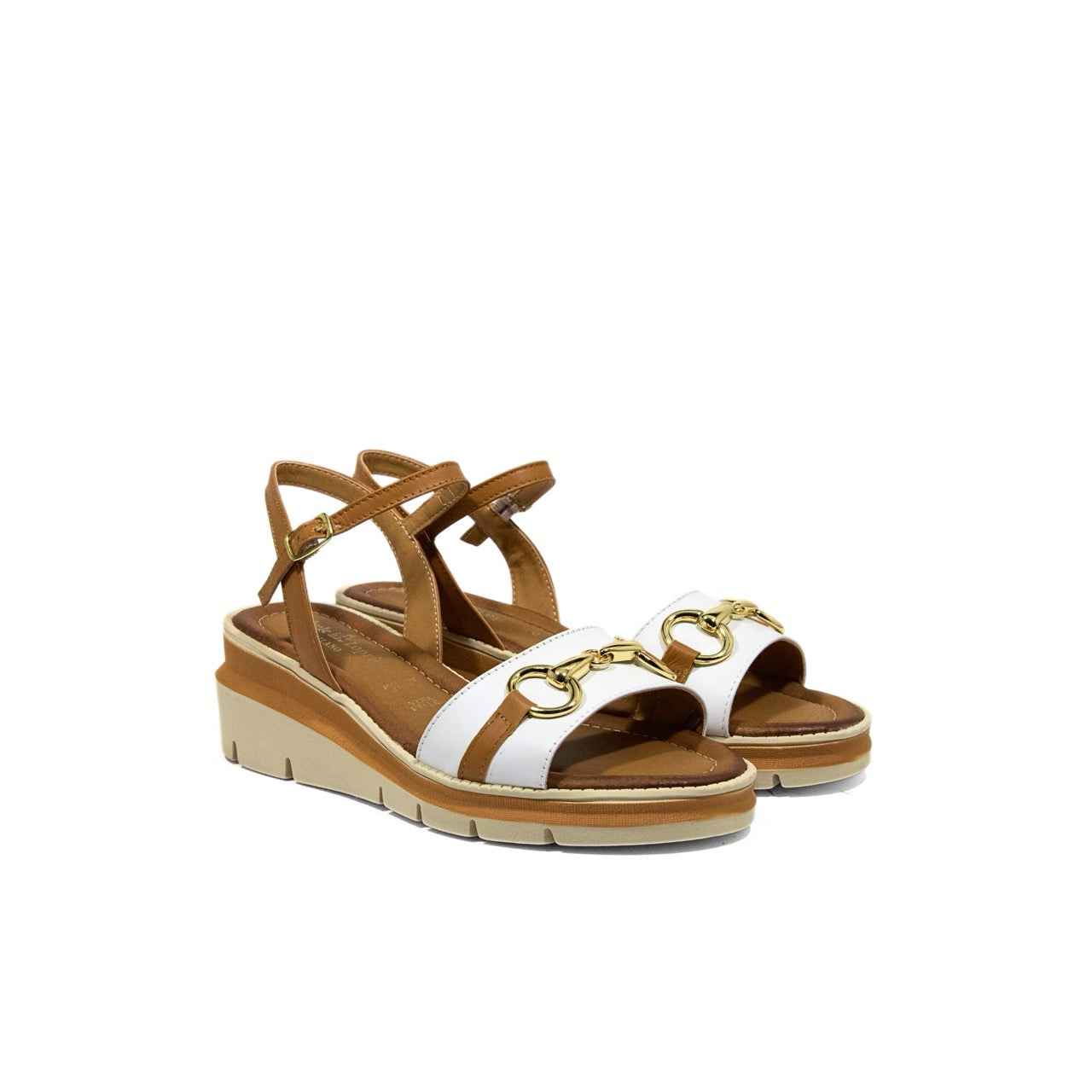 Sandali con zeppa comfort da donna in pelle bianca e cuoio, suola dentellata beige e cinturino alla caviglia