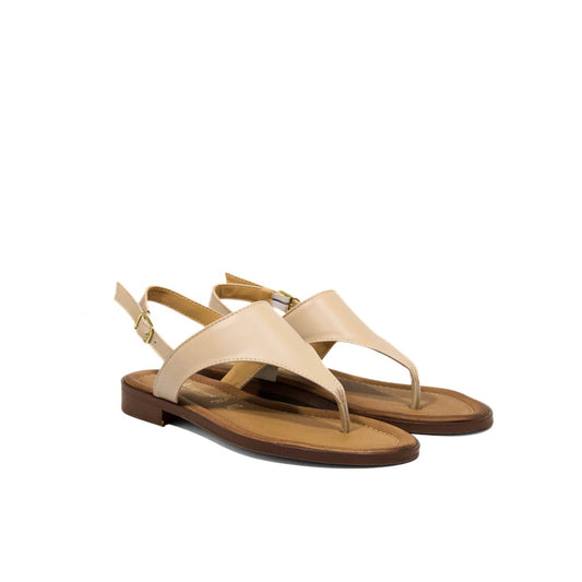 Sandalo basso da donna modello infradito in pelle beige cipria con fibbia oro sul cinturino posteriore