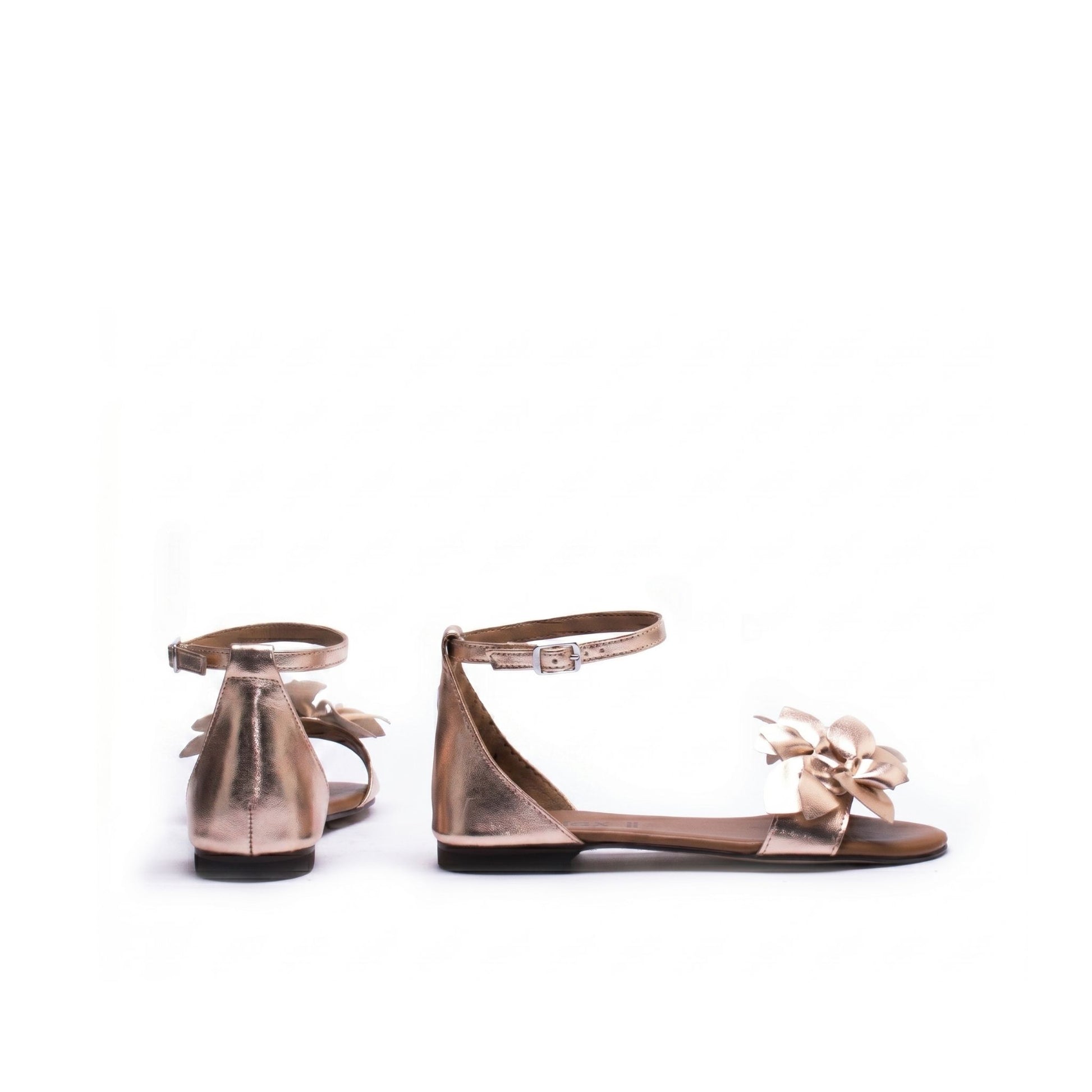 Sandalo in nappa rosa metallizzato con dettaglio fiore e tacco basso