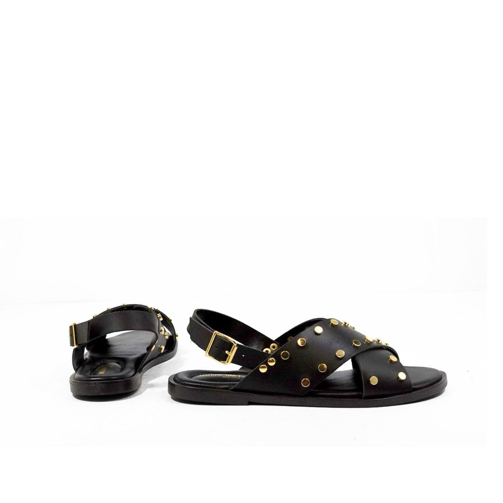 Sandalo donna piatto in nappa nera con borchie oro con cinturino