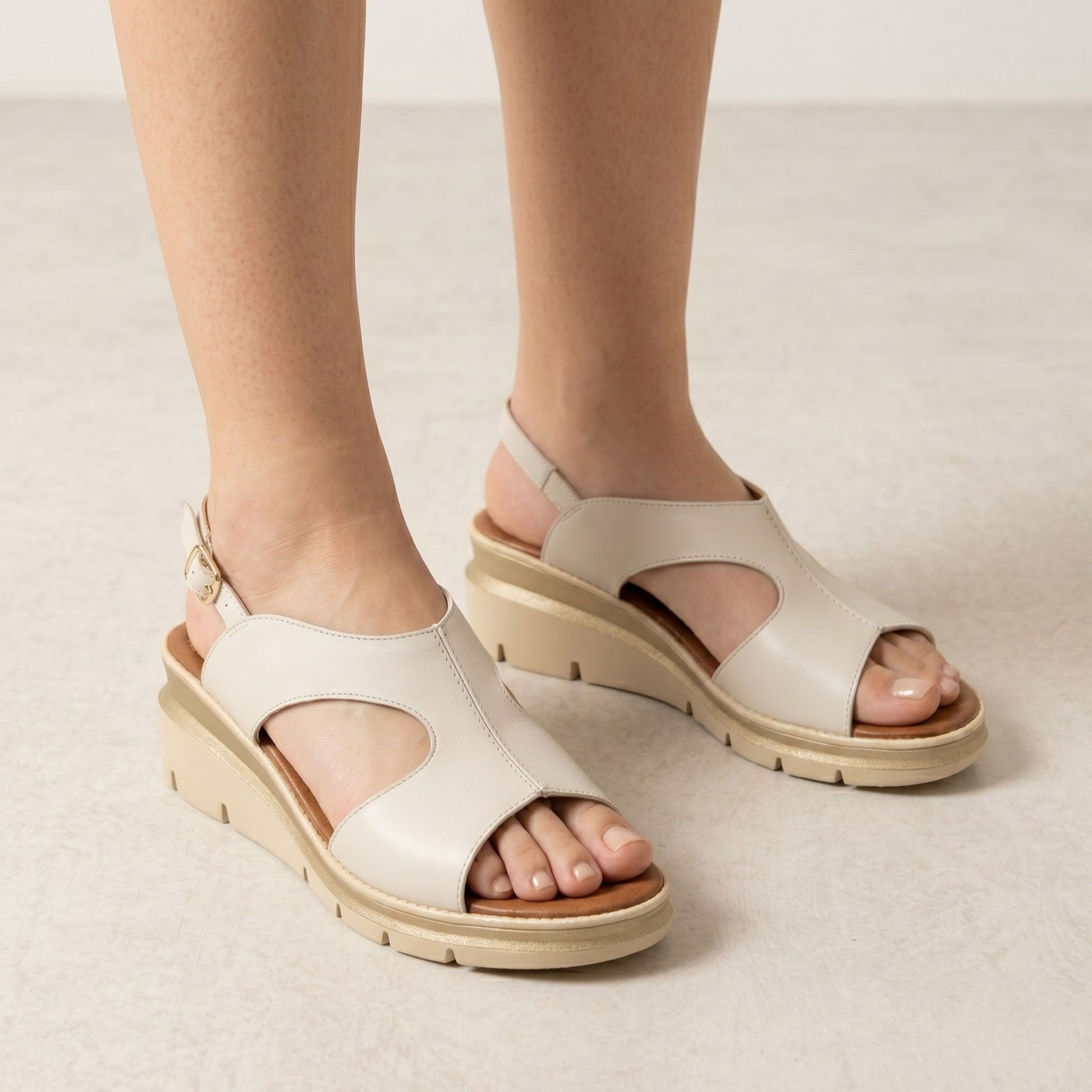  Sandalo estivo donna in nappa con zeppa bassa, collezione estate 2026