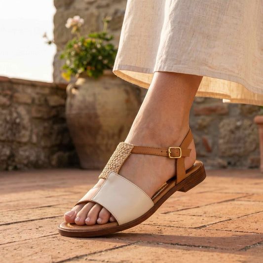 Sandalo in vera pelle color cuoio e raffia intrecciata