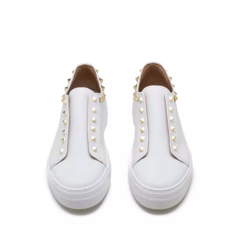 Sneaker in pelle bianca con borchie dorate | Michele Lopriore