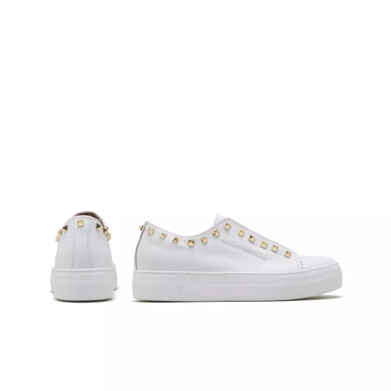 Sneaker in pelle bianca con borchie dorate | Michele Lopriore