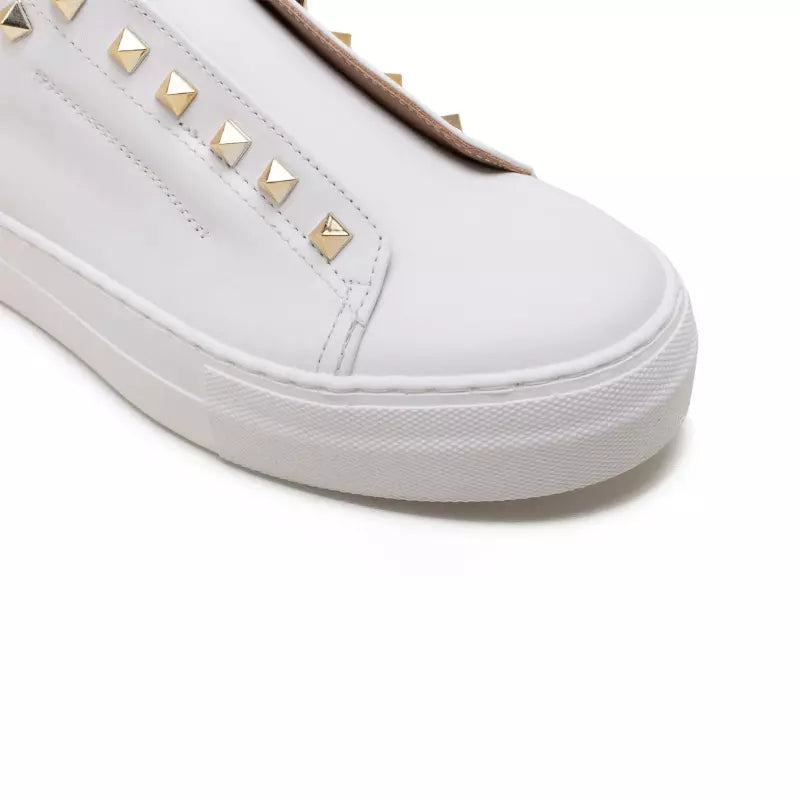 Sneaker in pelle bianca con borchie dorate | Michele Lopriore