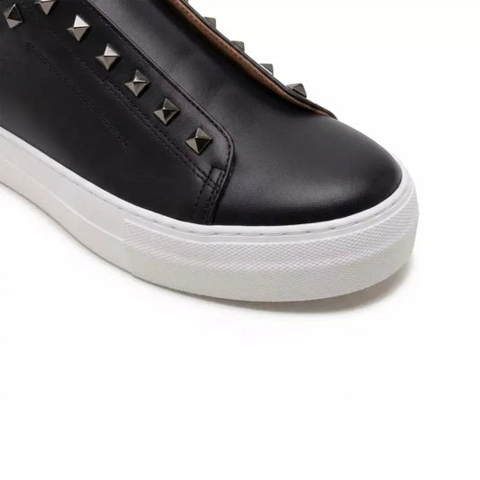 Sneaker in pelle nera con borchie e suola platform | Michele Lopriore