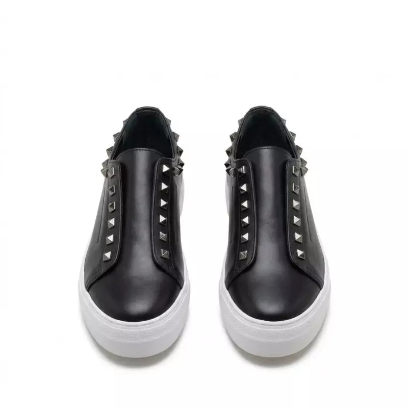 Sneaker in pelle nera con borchie e suola platform | Michele Lopriore