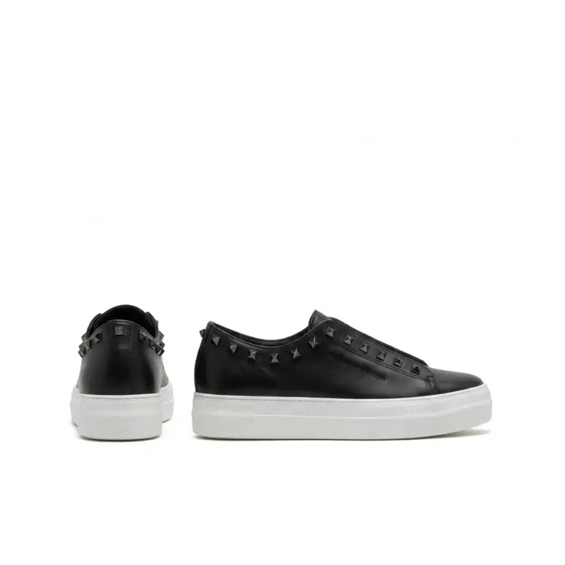 Sneaker in pelle nera con borchie e suola platform | Michele Lopriore