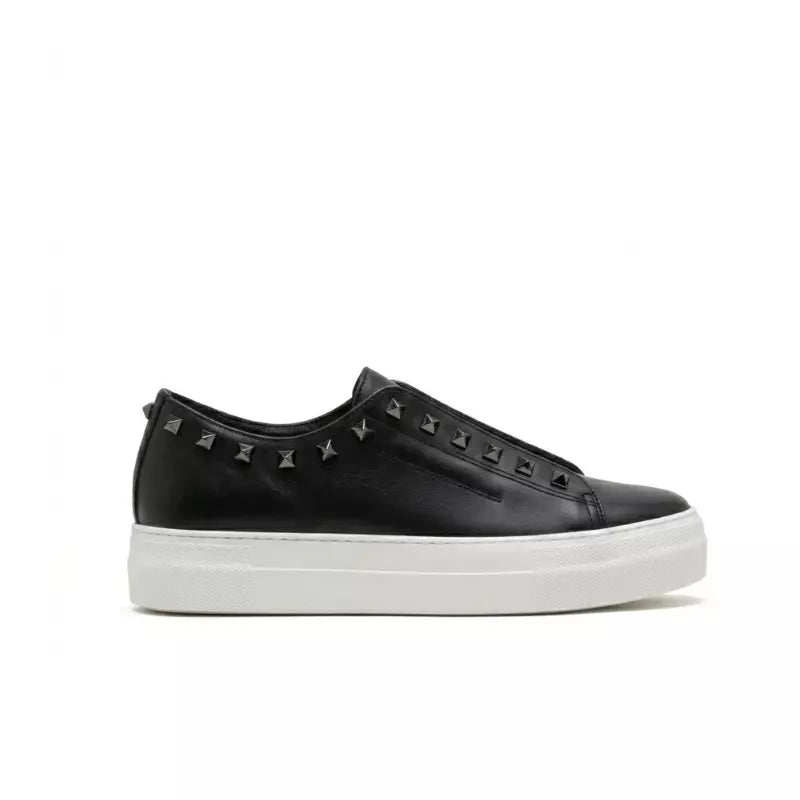 Sneaker in pelle nera con borchie e suola platform | Michele Lopriore