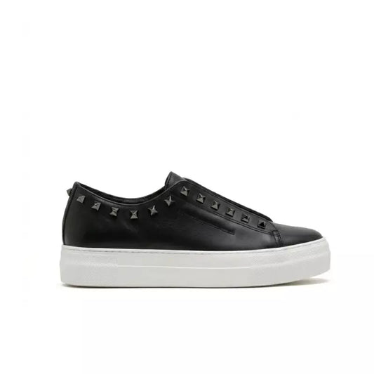 Sneaker in pelle nera con borchie e suola platform | Michele Lopriore