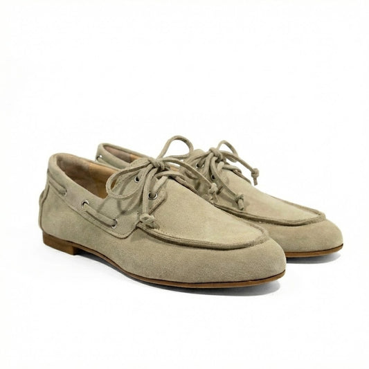 MOCASSINO DA BARCA IN CROSTA DUNE CON LACCI E CUCITURE A VISTA