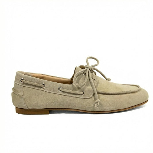 MOCASSINO DA BARCA IN CROSTA DUNE CON LACCI E CUCITURE A VISTA